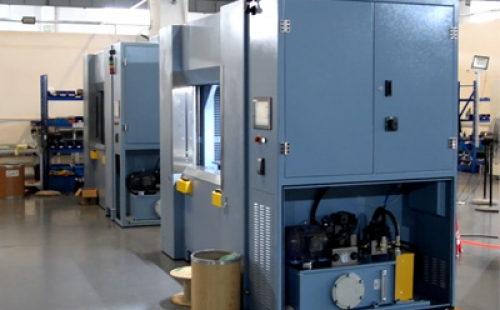 典型塑料零件的連接方法有螺絲連接、搭扣、壓裝、膠水粘合和焊接。焊接是永久連接塑料零件的有效方法。塑料焊接工藝多種多樣，有超聲波焊接、振動摩擦焊接、激光焊接、熱板焊接和紅外焊接等。